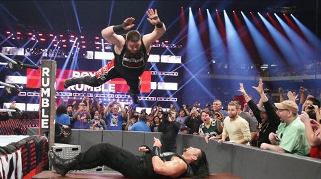 Kevin Steen, Joe Anoa'i - WWE Royal Rumble - Filmfotos