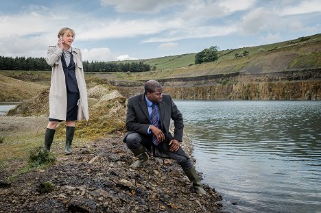 Lesley Sharp, Delroy Brown - Scott and Bailey - Superficial - Z filmu