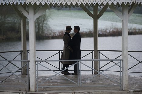 Rebecca Hall, Richard Madden - Ein Versprechen - Reise in die Vergangenheit - Filmfotos