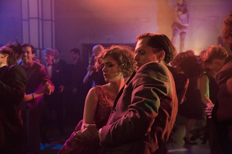 Liv Lisa Fries - Babylon Berlin - Episode 8 - Van film