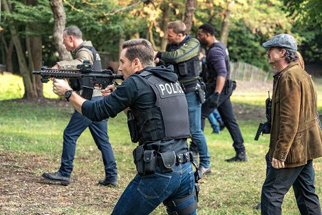 Jason Beghe, Jesse Lee Soffer, Emily Dorsch, Laroyce Hawkins, Elias Koteas