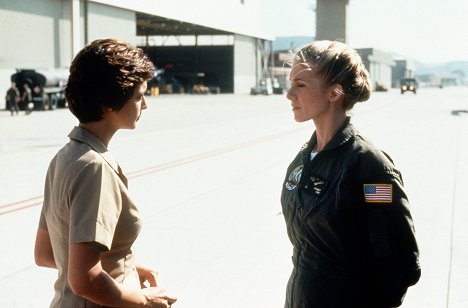 Catherine Bell, Elizabeth Mitchell - JAG - The Court-Martial of Sandra Gilbert - De filmes