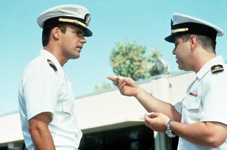 David James Elliott, Patrick Labyorteaux - JAG - Vojenská generálna prokuratúra - King of the Fleas - Z filmu