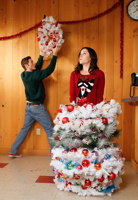 Lucas Neff, Shannon Woodward - Raising Hope - The Chance Who Stole Christmas - Photos