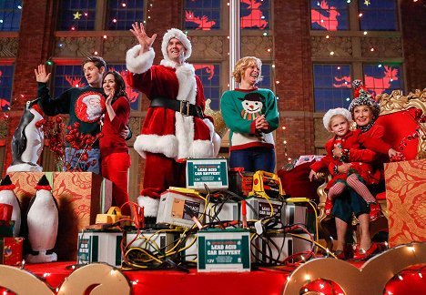 Lucas Neff, Shannon Woodward, Garret Dillahunt, Martha Plimpton, Cloris Leachman - Raising Hope - The Chance Who Stole Christmas - Photos