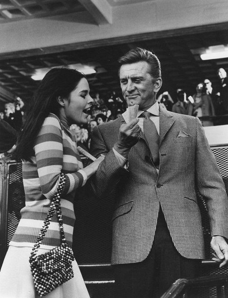 Kirk Douglas - A Lovely Way to Die - Photos