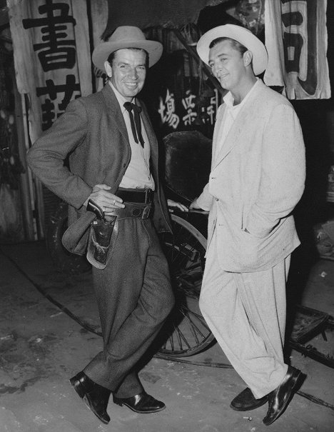 Bruce Cabot, Robert Mitchum - Macao - Van de set