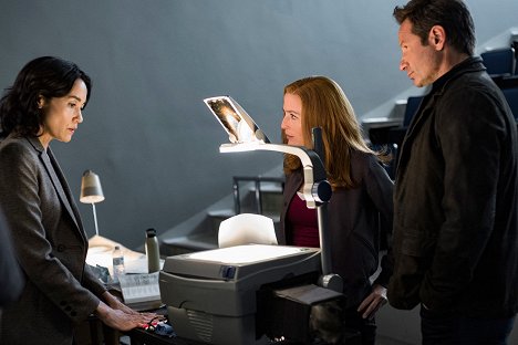 Sandrine Holt, Gillian Anderson, David Duchovny - The X-Files - This - Photos