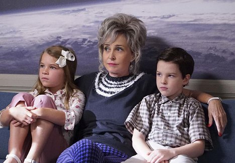 Raegan Revord, Annie Potts, Iain Armitage - Young Sheldon - Un écusson, un modem et un anti-ulcéreux - Film