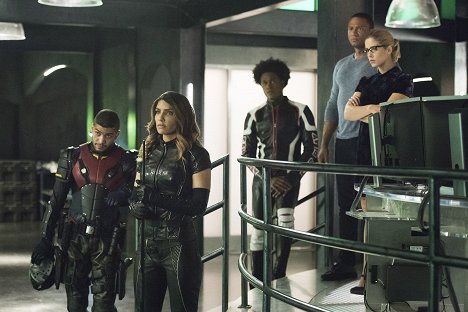 Rick Gonzalez, Juliana Harkavy, Echo Kellum, David Ramsey, Emily Bett Rickards - Arrow - Irreconcilable Differences - Photos