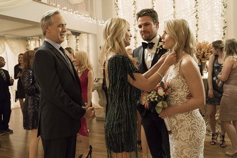 Tom Amandes, Charlotte Ross, Stephen Amell, Emily Bett Rickards - Arrow - Irreconcilable Differences - Photos
