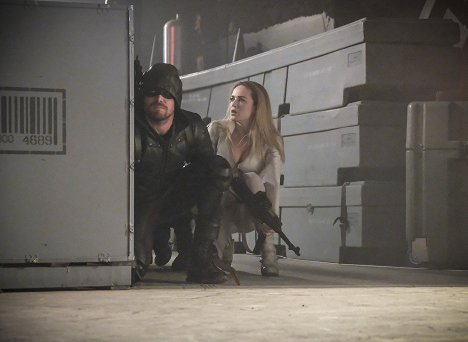 Stephen Amell, Caity Lotz - The Flash - Crisis on Earth-X, Part 3 - Photos