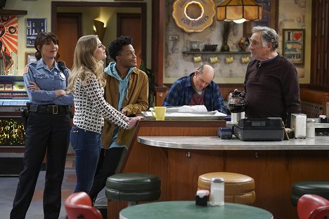 Katey Sagal, Anna Baryshnikov, Jermaine Fowler, David Koechner, Judd Hirsch - Superior Donuts - Trust Me - Z filmu