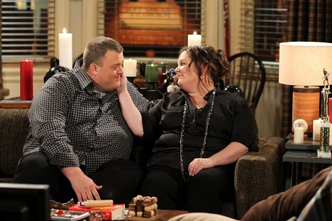 Billy Gardell, Melissa McCarthy - Mike & Molly - Mike's Apartment - Photos