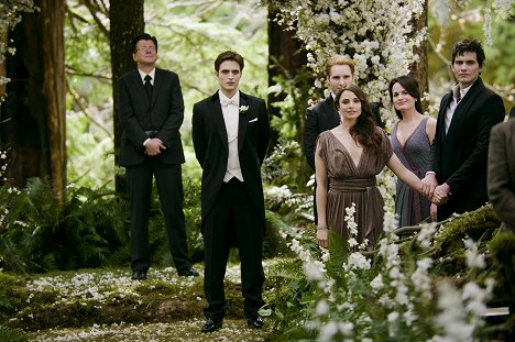 Robert Pattinson, Peter Facinelli, Mía Maestro, Elizabeth Reaser, Christian Camargo - Twilight - Aamunkoi osa 1 - Kuvat elokuvasta