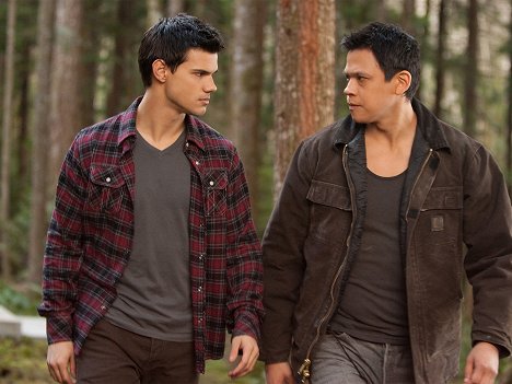 Taylor Lautner, Chaske Spencer - The Twilight Saga: Breaking Dawn - Part 2 - Photos