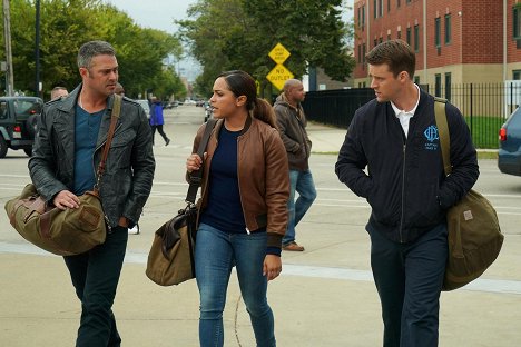 Taylor Kinney, Monica Raymund, Jesse Spencer - Lángoló Chicago - The Whole Point of Being Roommates - Filmfotók