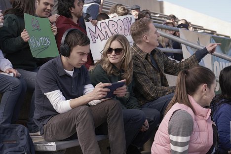 Keir Gilchrist, Jennifer Jason Leigh, Michael Rapaport - Atypical - A Nice Neutral Smell - Photos