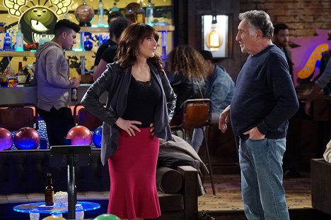 Katey Sagal, Judd Hirsch - Superior Donuts - Arthur's Day Off - Kuvat elokuvasta