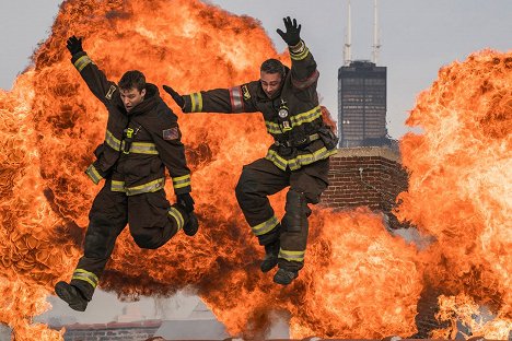 Jesse Spencer, Taylor Kinney - Chicago Fire - Gesetz des Dschungels - Filmfotos