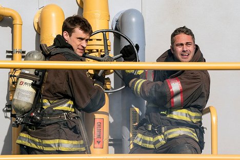 Jesse Spencer, Taylor Kinney - Chicago Fire - Law of the Jungle - Photos