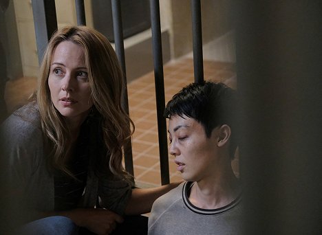 Amy Acker, Michelle Kim - The Gifted - threat of eXtinction - Van film