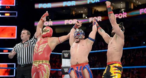 Mascara Dorada, Emanuel Rodriguez - WWE Royal Rumble - Photos