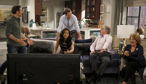 Mark Feuerstein, David Walton, Liza Lapira, Elliott Gould, Linda Lavin - 9JKL - TV MD - Z filmu