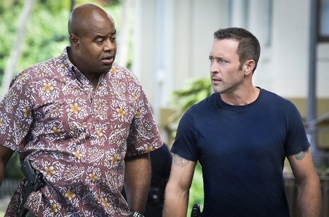 Chi McBride, Alex O'Loughlin - Hawaii Five-0 - Na la 'ilio - Photos