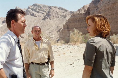Robert Patrick, Mitch Pileggi, Gillian Anderson - The X-Files - La Chasse à l'homme, partie 2 - Film