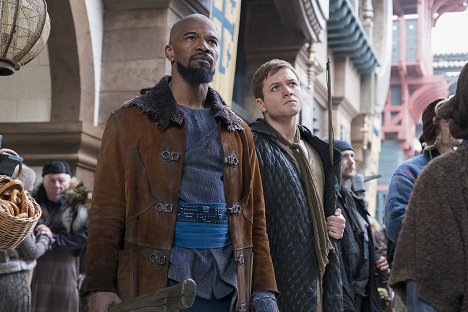 Jamie Foxx, Taron Egerton - Robin Hood - Z filmu