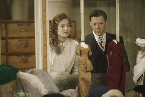 Jenna Thiam, Richard Coyle - The Collection - The Dress - Do filme