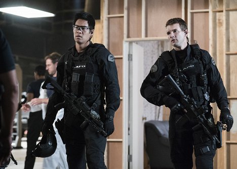 David Lim, Alex Russell - S.W.A.T. - Cuchillo - Photos