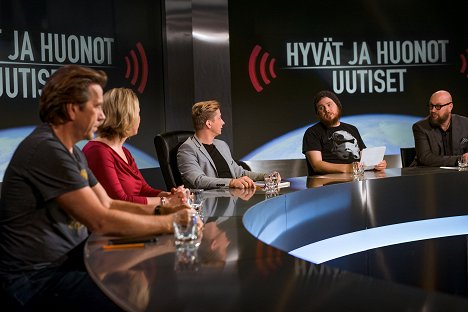 Mikko Kuustonen, Kaisa Hela, Kari Ketonen, Iikka Kivi, Juha Vuorinen - Hyvät ja huonot uutiset - Filmfotos