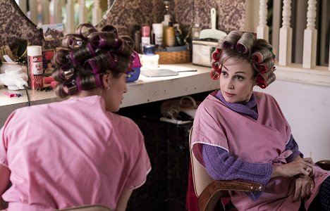 Annie Potts - Young Sheldon - Cape Canaveral, Shrodinger's Cat, and Cyndi Lauper's Hair - Photos