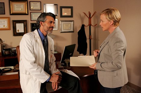 Oded Fehr, Patricia Arquette - Médium - Pain Killer - Z filmu