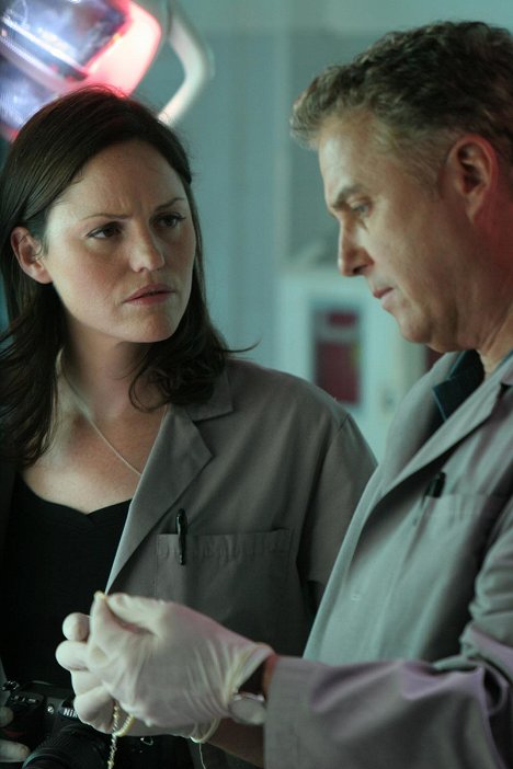 Jorja Fox, William Petersen - CSI - Den Tätern auf der Spur - Kreuzigung - Filmfotos