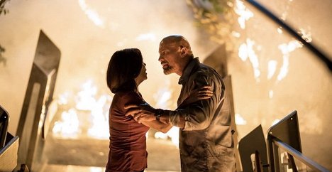 Neve Campbell, Dwayne Johnson - Mrakodrap - Z filmu