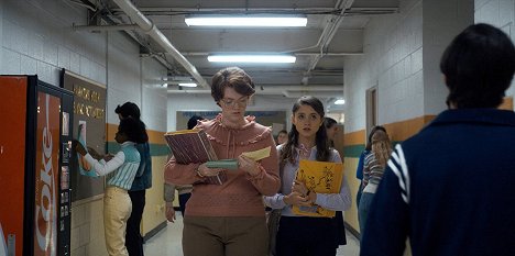 Shannon Purser, Natalia Dyer - Stranger Things - Chapter Two: The Weirdo on Maple Street - Photos