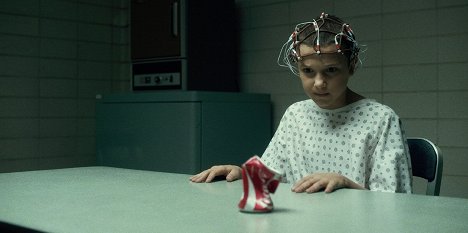 Millie Bobby Brown - Stranger Things - Kapitola třetí: Šťastné a veselé - Z filmu