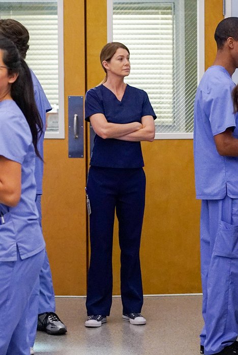 Ellen Pompeo - Grey's Anatomy - Walking Tall - Photos