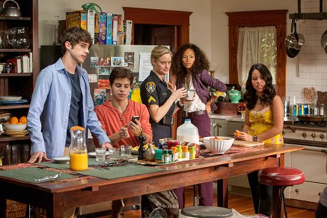 David Lambert, Jake T. Austin, Teri Polo, Sherri Saum, Cierra Ramirez - The Fosters - Pilot - Film