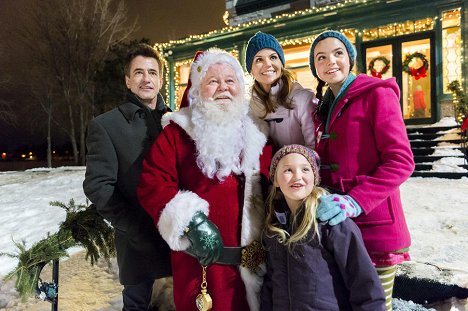 Dermot Mulroney, Donovan Scott, Lori Loughlin, Bailee Madison - Northpole: Open for Christmas - Photos