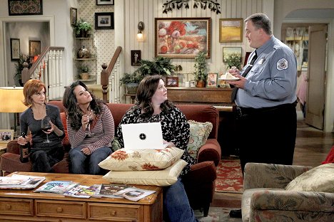 Swoosie Kurtz, Katy Mixon, Melissa McCarthy, Billy Gardell - Mike & Molly - Mike Likes Cake - Photos