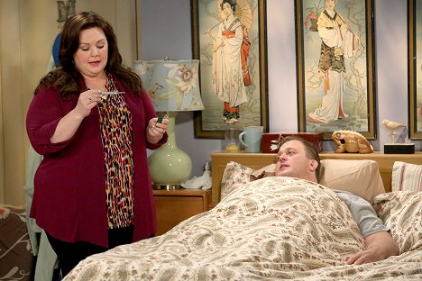 Melissa McCarthy, Billy Gardell - Mike & Molly - Thanksgiving Is Canceled - Photos