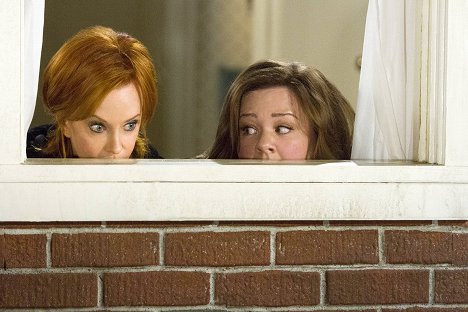 Swoosie Kurtz, Melissa McCarthy - Mike & Molly - Poker in the Front, Looker in the Back - Photos