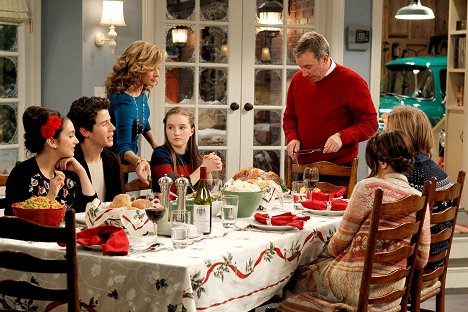 Molly Ephraim, Nancy Travis, Kaitlyn Dever, Tim Allen - Last Man Standing - Last Christmas Standing - Photos