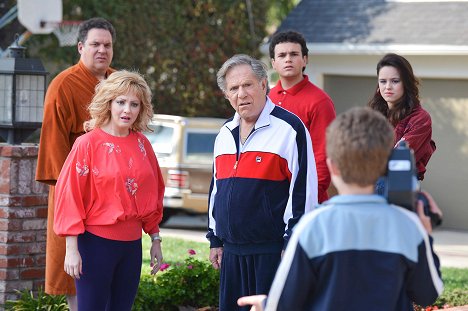 Jeff Garlin, Wendi McLendon-Covey, George Segal, Troy Gentile, Hayley Orrantia - The Goldbergs - The Circle of Driving - Photos