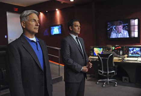 Mark Harmon, Michael Weatherly - NCIS: Naval Criminal Investigative Service - Playing with Fire - Photos