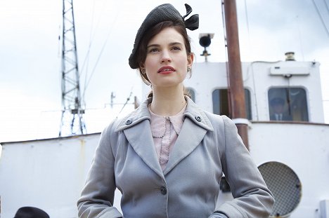 Lily James - The Guernsey Literary and Potato Peel Pie Society - Z filmu